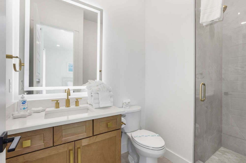 Beach Blessing- Pool Elevator Sleeps 16 SIX Bedrooms 6 Baths