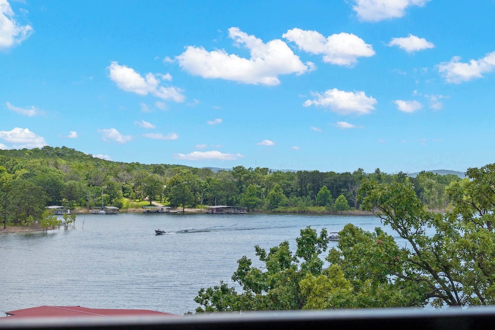 Waters Edge Retreat - For 6!