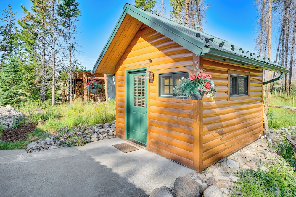 4 Mi to Rocky Mtn Nat'l Park: Cabin Near Town!