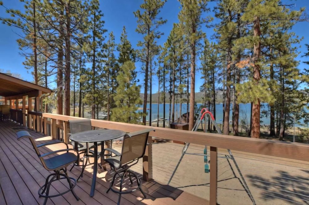 Sleeps 23 2 Homes, Lakefront, Private Dock, Hot Tub, Game Room, Swingset, View