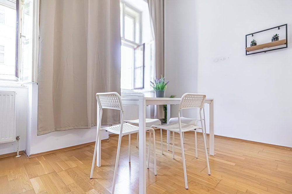 Affordable Cozy 2BR Apt Near Stadthalle