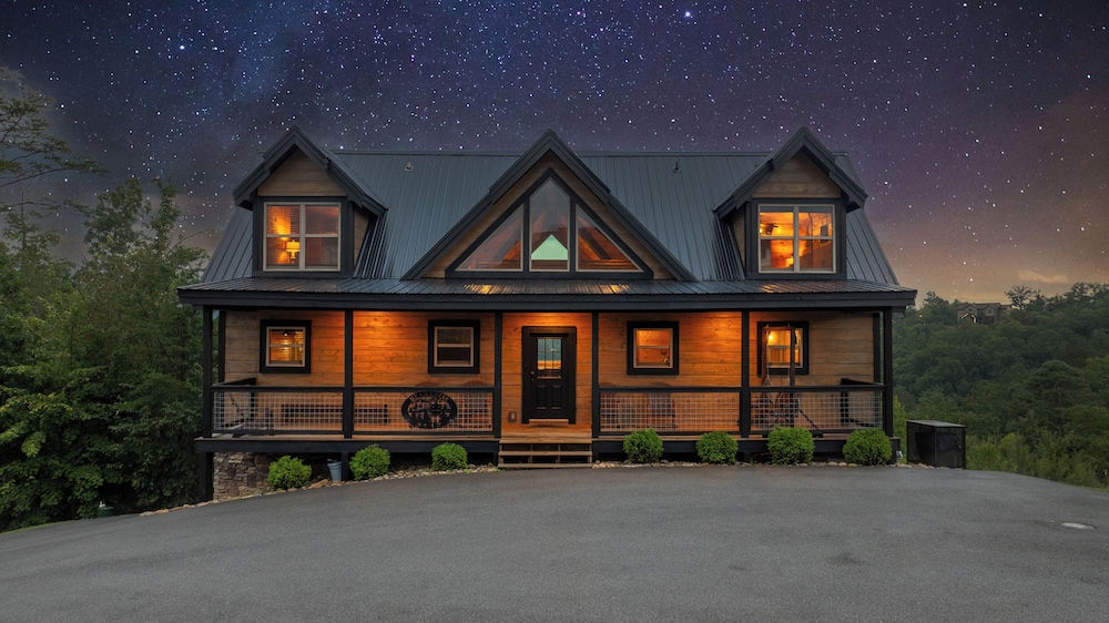 Amazing View Cabin w Gameroom Hot Tub Fire Pit