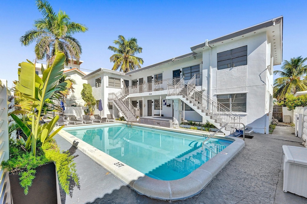 Waves on Desoto 1 bed Pool View 6