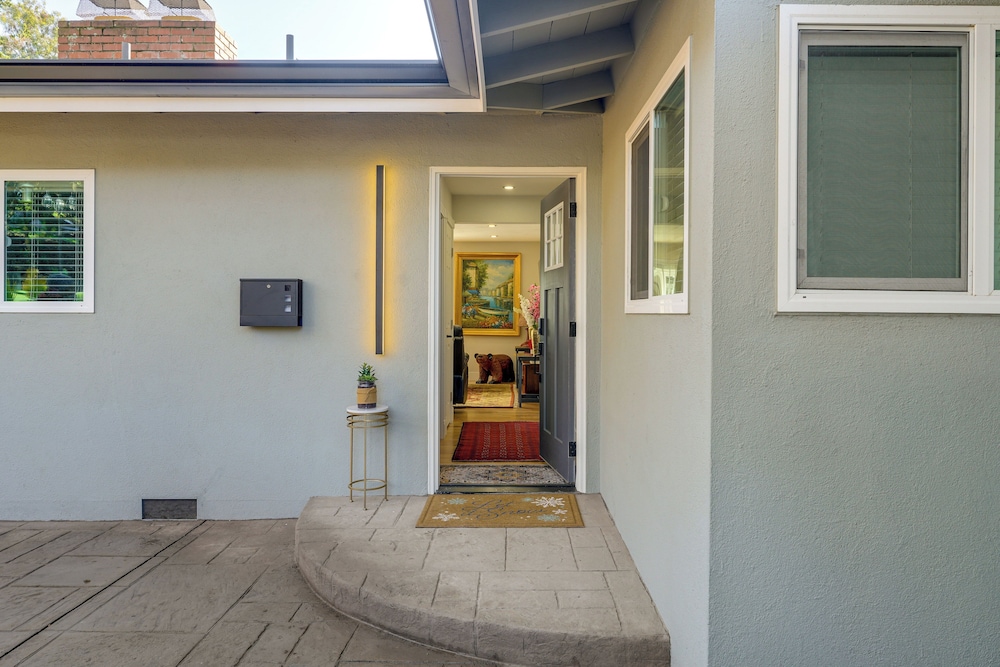 2 Mi to Beach: Home w/ Patio in Del Rey Oaks!