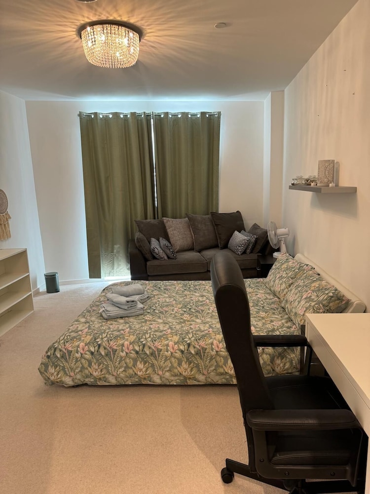 London City Chic Apartment With 3 Bedrooms