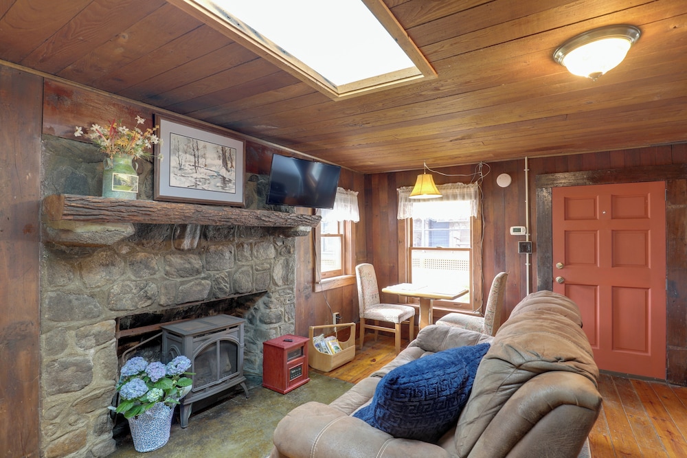 Walk to Appalachian Trail: Hot Springs Getaway!