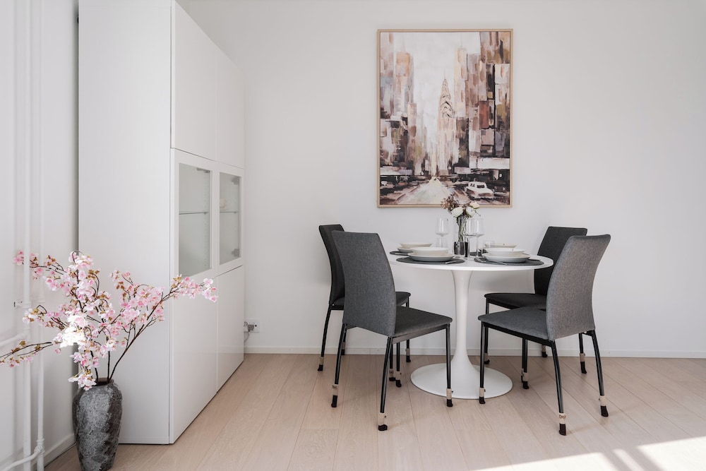 Modern 1BR Apartment with Balcony
