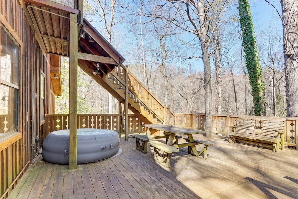 Deck & Fire Pit: Cherry Log Cabin on Farm!