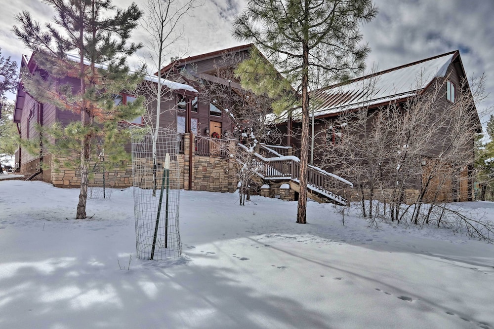 Beautiful Private Show Low Cabin w/ Fire Pit! view 4