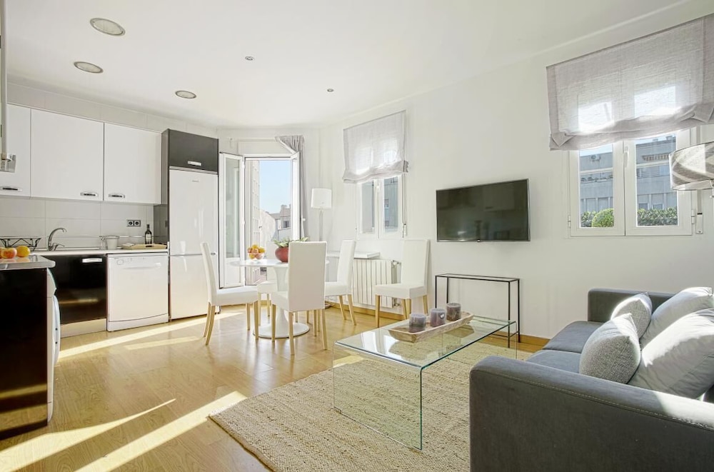 Beautifuly Decorated 2 Bd Apart With Private Terrace, Reina Sofia view 4