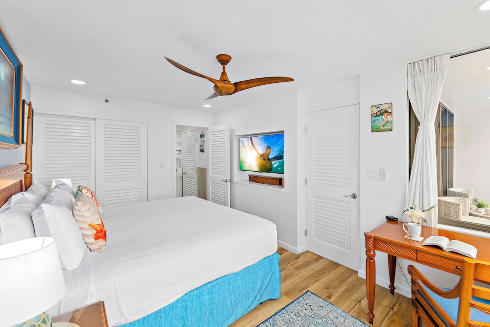 High Floor Ocean View Condo (King Bed and Parking): hotel room photo