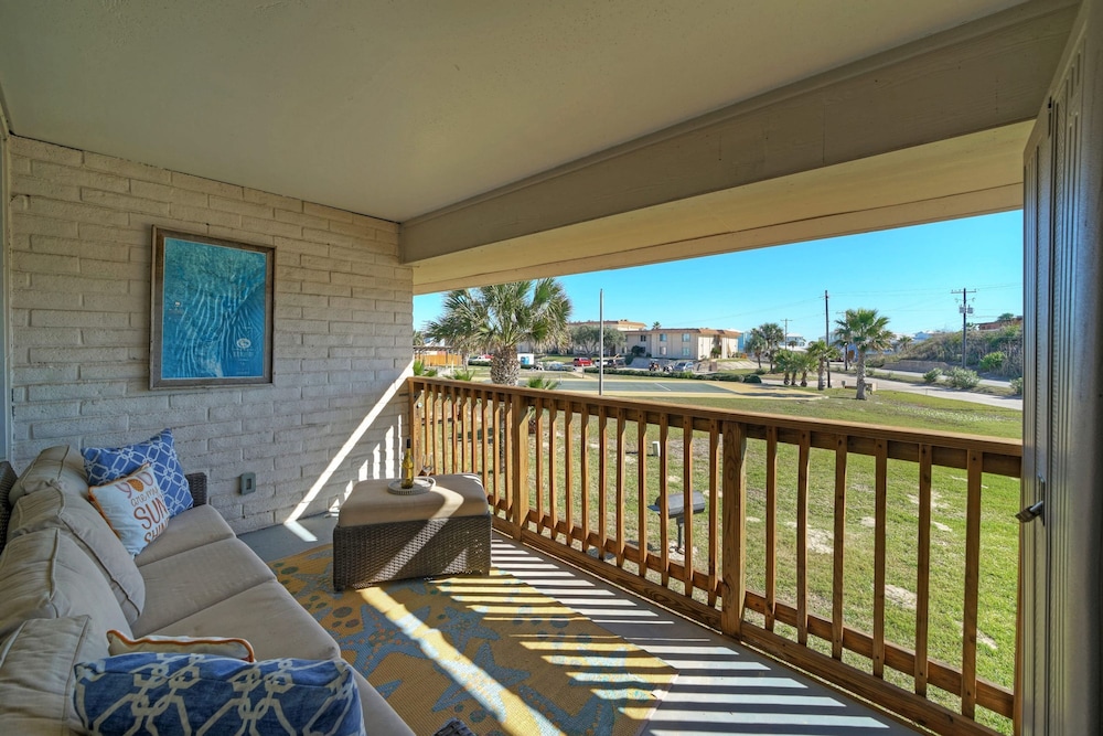 Pour Me a Vacation Mins to Beach Community Pool Tennis Court Private Balcony