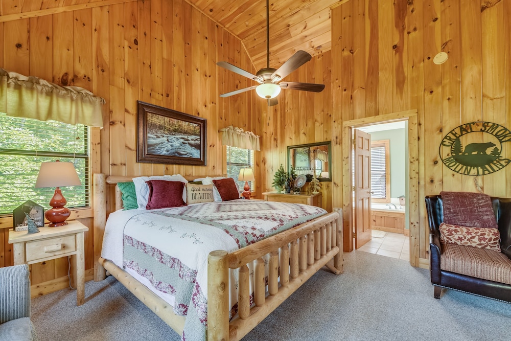 Livin On Mountain Time 4 Bedroom Cabin by RedAwning view 4