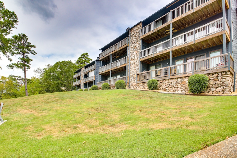 5 Mi to Casino: Waterfront Condo in Hot Springs! view 4
