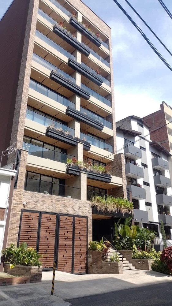 Lovely 3 BR w Balcony in Laureles Medellin