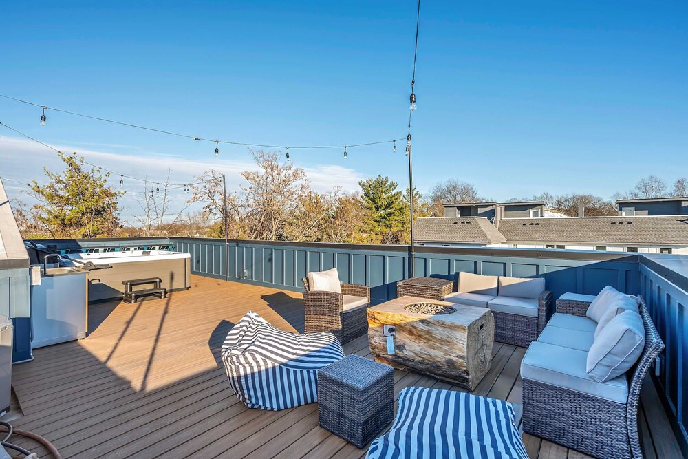 Twin Homes Hot Tub Rooftop Game Zone at Nashville