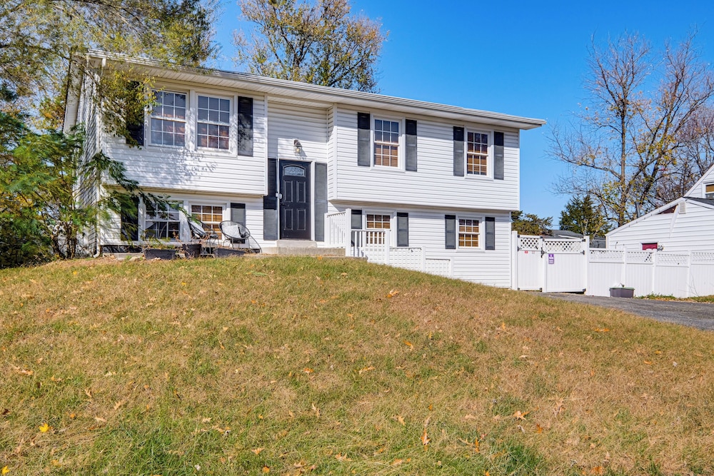 Commute to Alexandria & DC: Home w/ Shared Yard