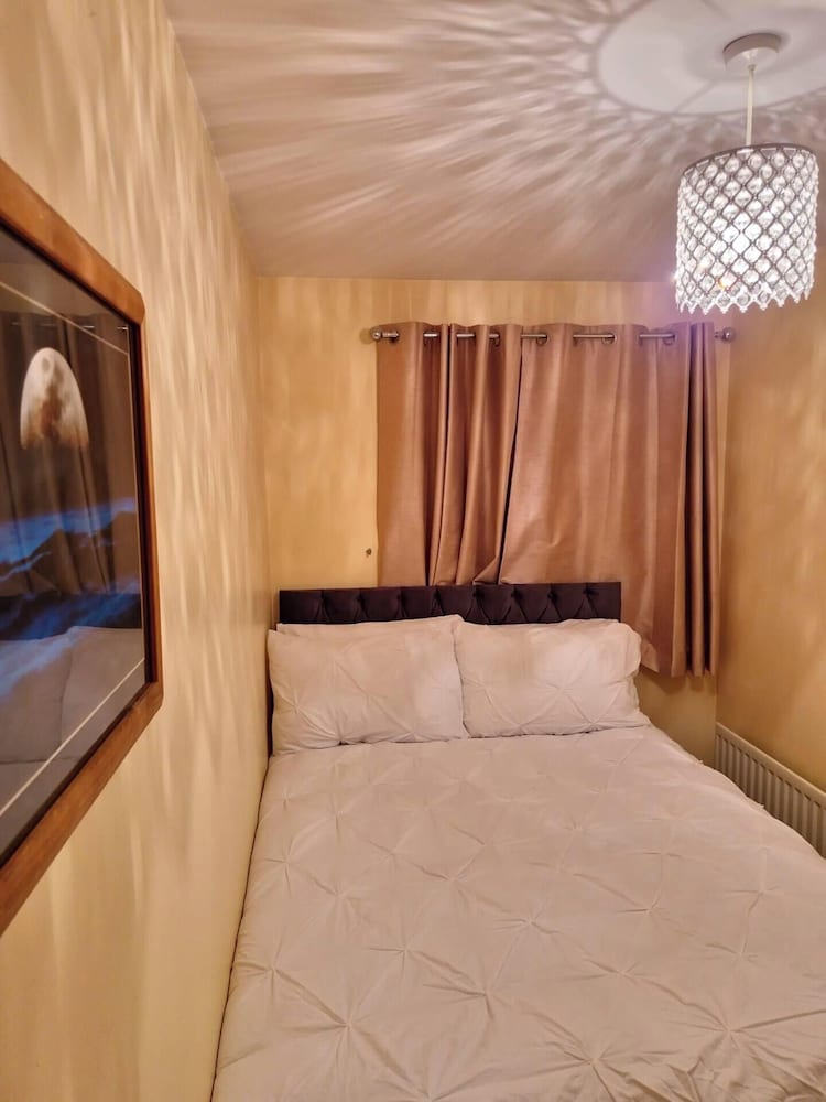 3 Bed House - Sleeps 6 - Parking - Wifi