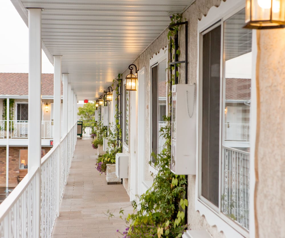 Hotel Chalet Motel - Image 1