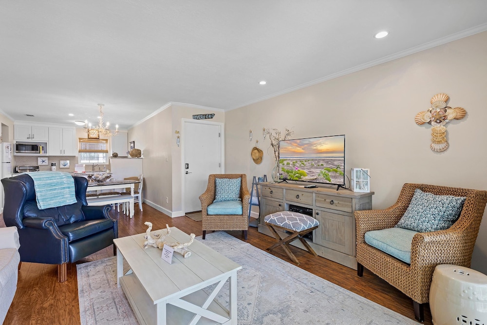 Colony Beach Club 204