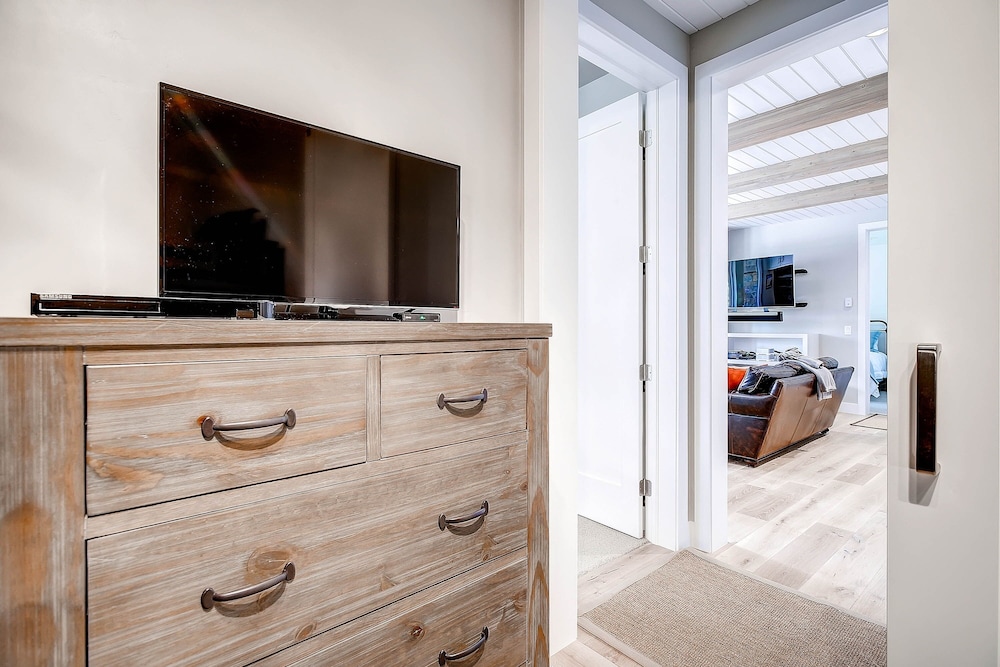 Sunrise Ski Haus 4 Bedroom Home by RedAwning