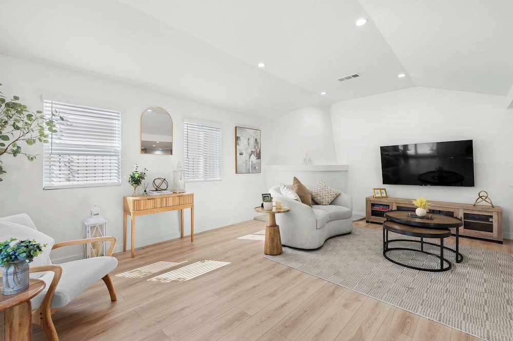 Not Affected by the Fire/spacious Modern Retreat w Luxury Amenities & Style
