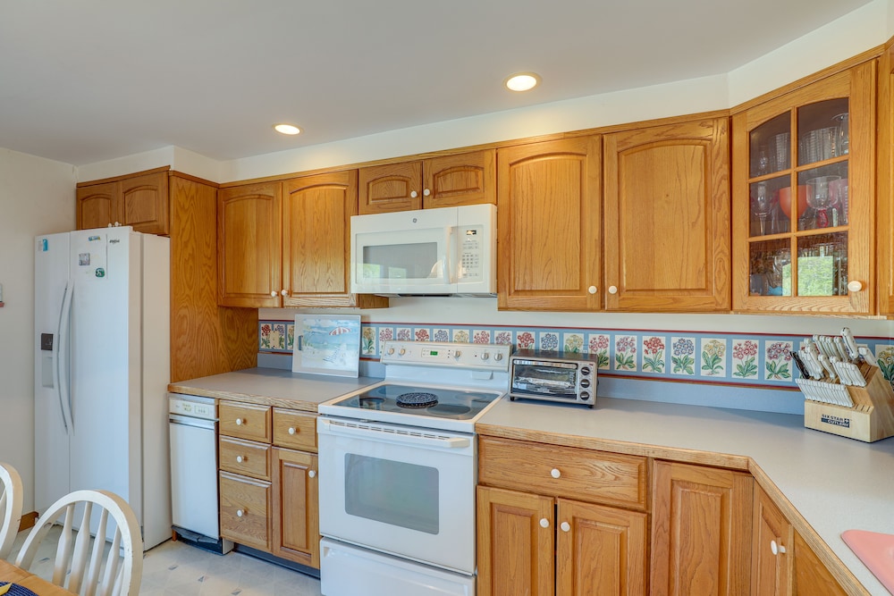Inviting Rockport Rental w/ Deck: Walk to Beach!
