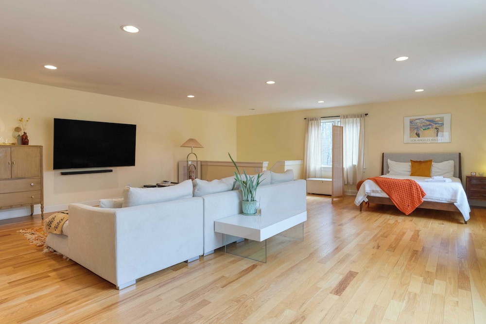 Pool+hot Tub, Firepit Near Hikes, Shops, Dining Cragswood Lodge by Avantstay