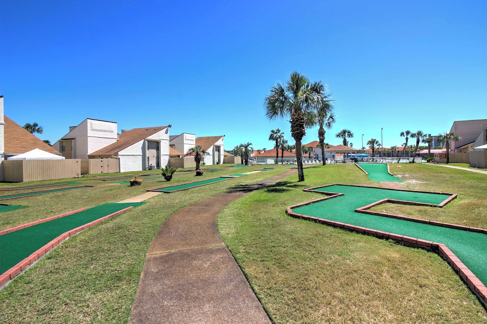 Walk to Pool & Beach: PCB Resort Getaway w/ Porch