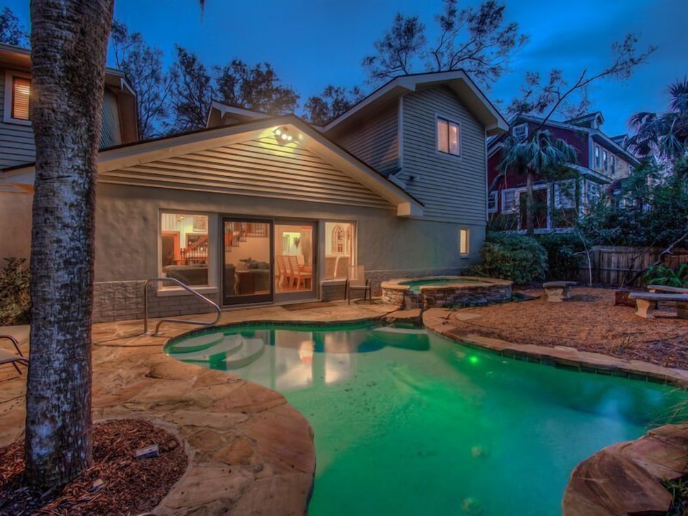 Beaufort Vacations - Island Oasis 6 Bedroom Holiday Home - Property Image 1