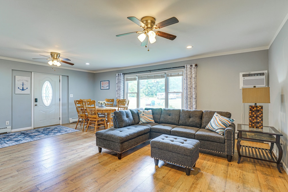 1 Block to Lake Huron: Pet-friendly Apt w/ Kayaks