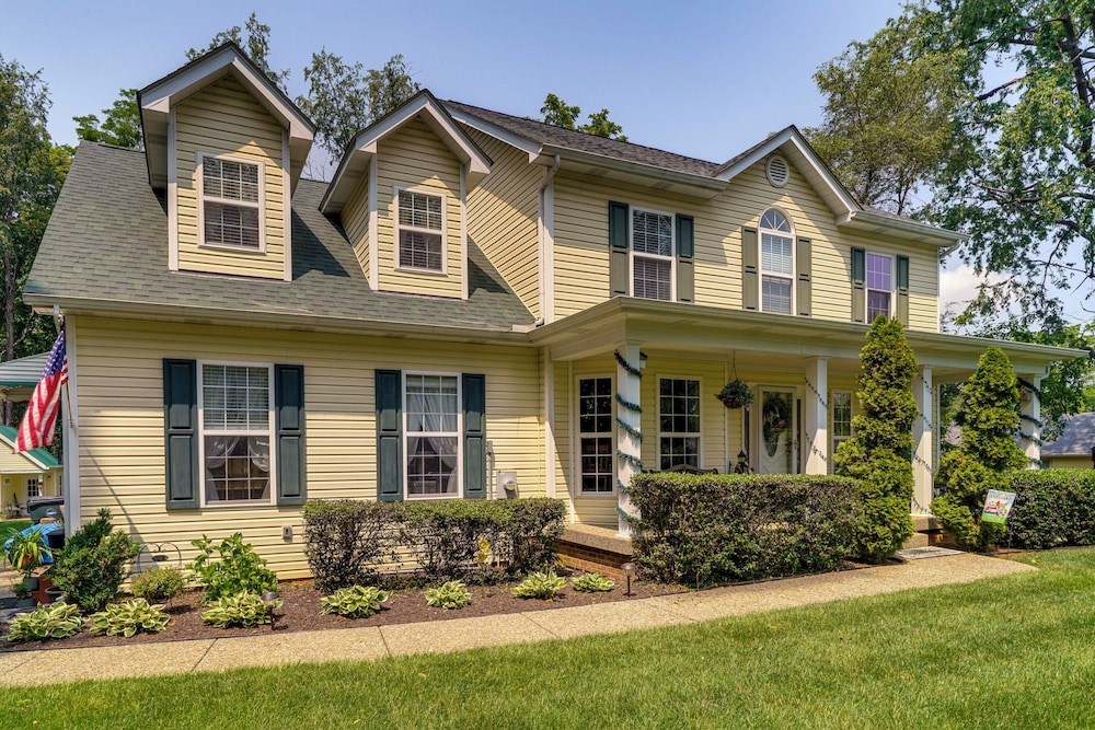 15 Mi to Louisville: Family Home w/ Private Yard!