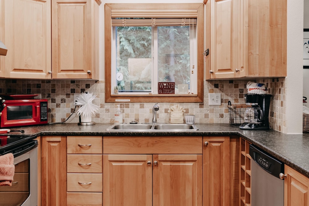 Mt Baker Rim Cabin 24 - Hot Tub, Wifi, Air Conditioning, Sleeps 8