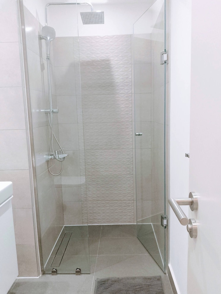 Unique 2 BDR Apartment at Loxwood House With Rooftop Pool and Gym