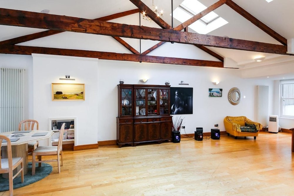 Specious Family Kensington 5-bed House, Sleeps 12