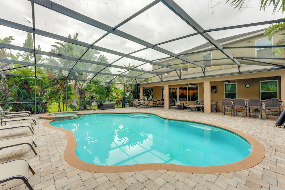 Themed Rooms, Pool & More! Custom Davenport Villa