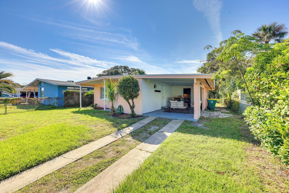 5 Blocks to Jax Beach: Getaway w/ Patio & Yard!