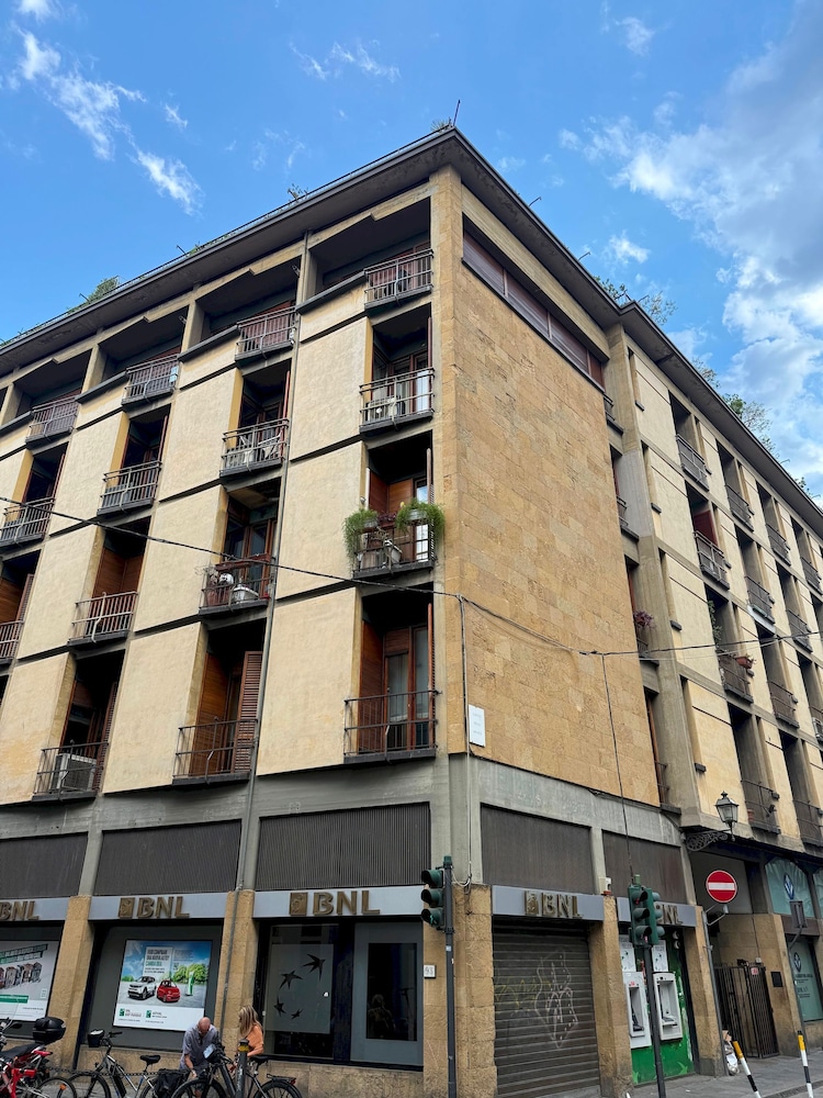 Central 3BD Apartment Near Teatro Verdi