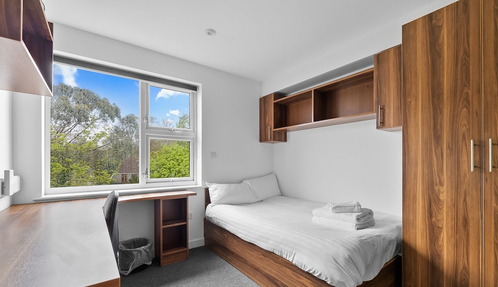8 Bed Apartment @ Derriford Stays by Pureserviced