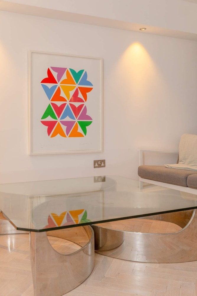 Sleek & Stylish 2BD Flat - Warren Street