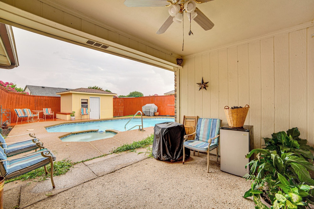 Pet-friendly Home w/ Pool - 8 Mi to Central Plano!