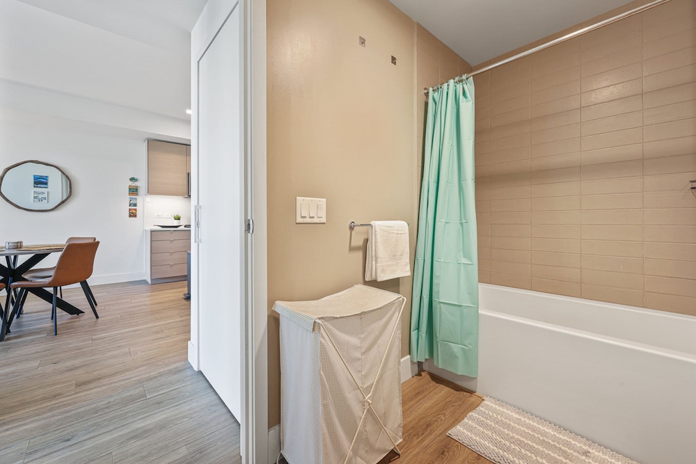 NEW Upscale Downtown San Diego Stay Queen Bed Pool Sauna