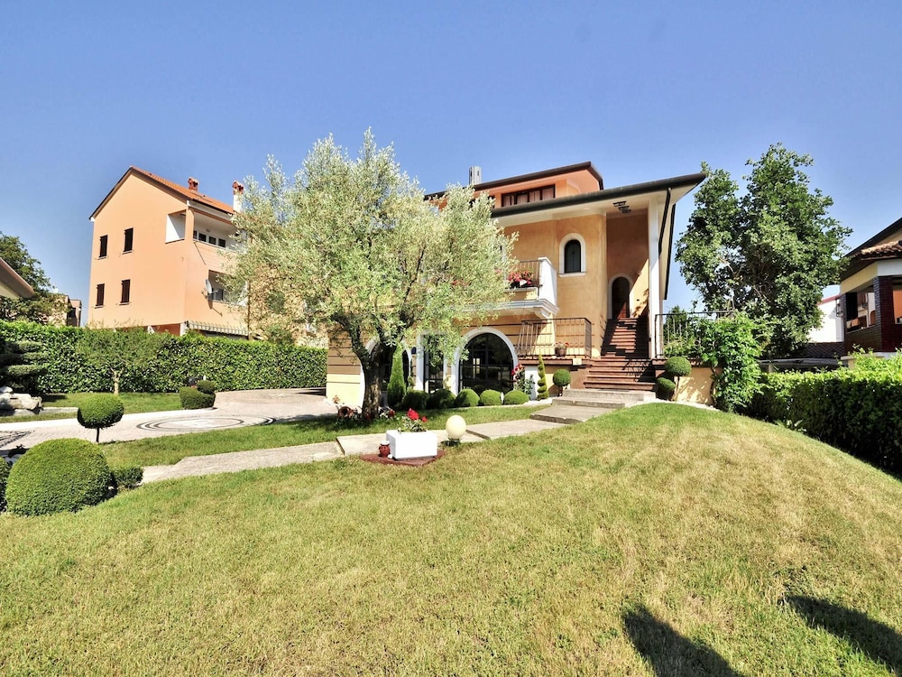 Photo 10