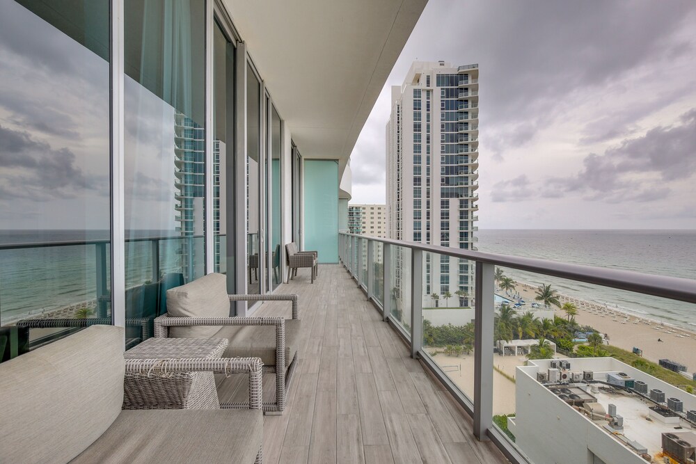 Steps to Sand: Ocean-view Condo in Hollywood