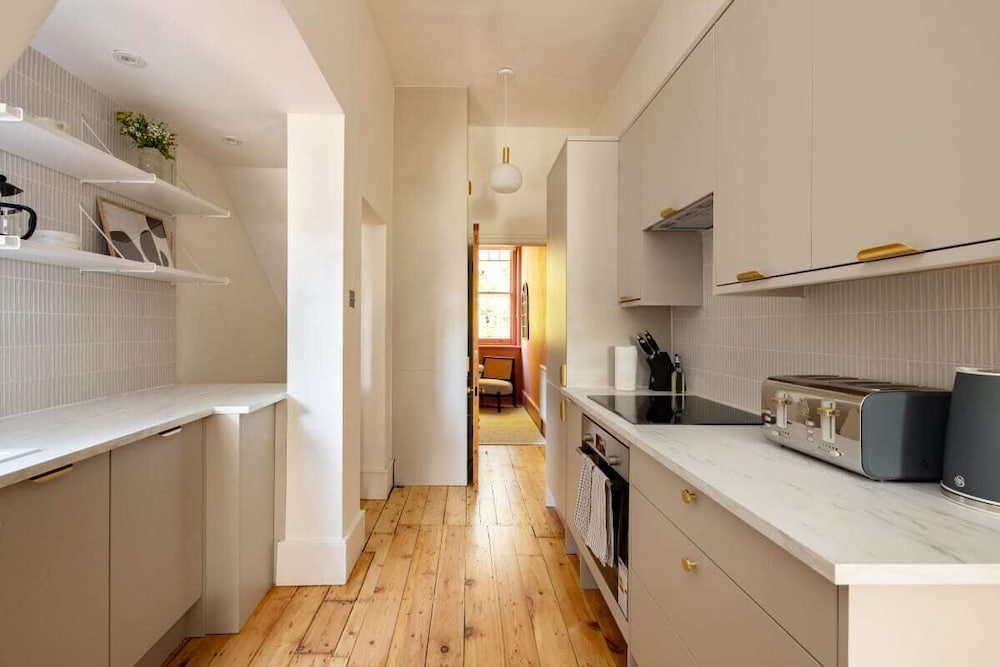 The Abinger Place - Inviting 2bdr House With Study Room & Garden