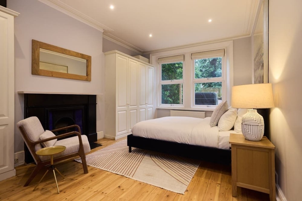 The West Kensington Hideout - Cozy 2bdr Flat With Garden