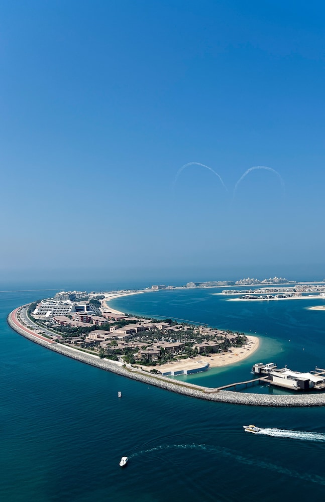 Stylish 2BR in Emaar Beach Front w/ Private Beach
