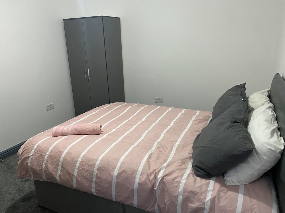 Room in Guest Room - Double Room in Coventry City Centre view 3