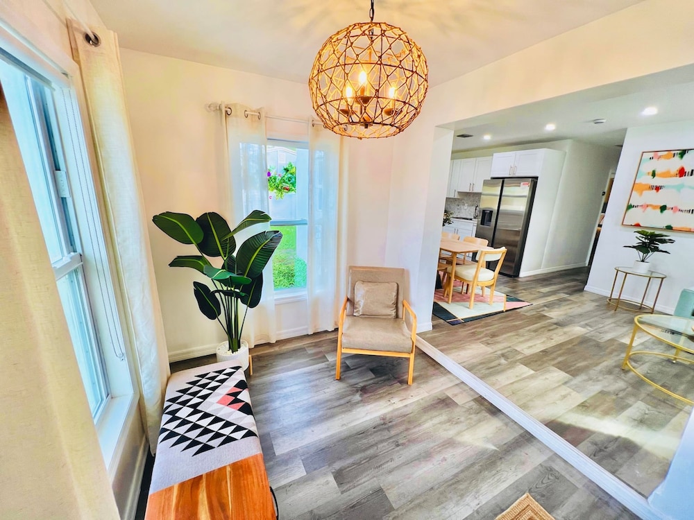 Stylish House w Hot Tub Close to Beach Stadium