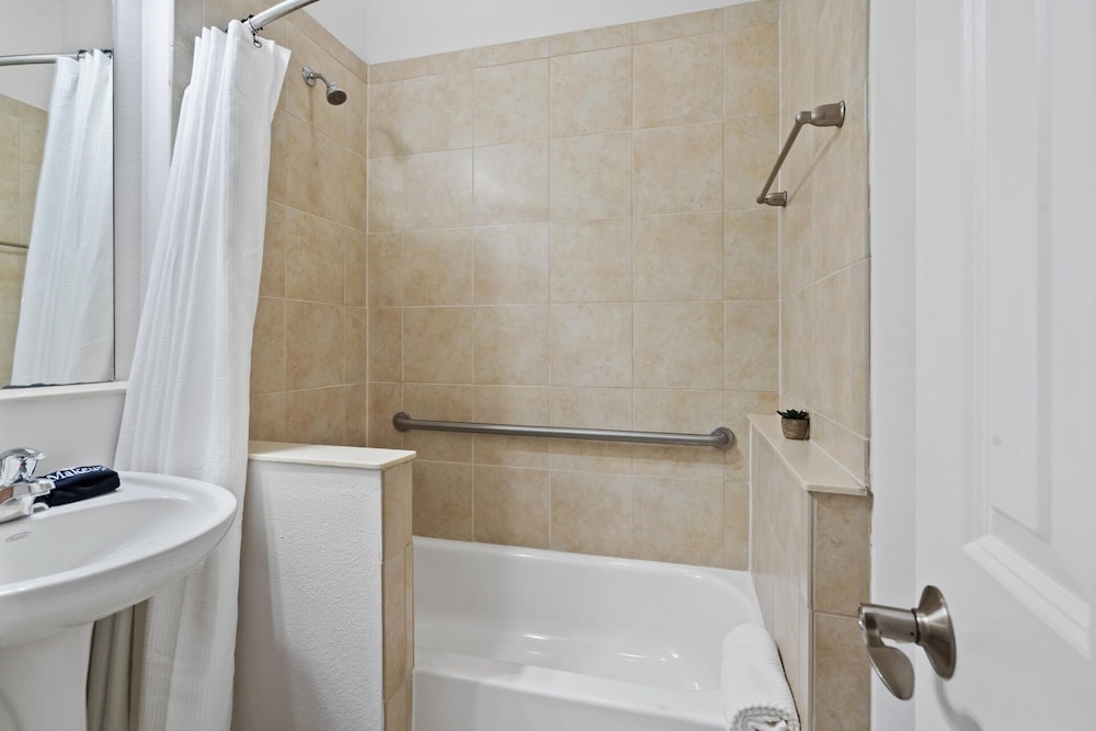 Enchanted Garden Resort 2 Miles from Disney 4 Bedroom Townhome 4 Townhouse